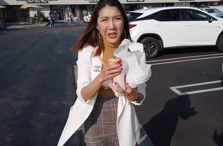 Mặc dù đã có kinh tế ổn định nhưng cựu siêu mẫu lại sống rất tiết kiệm. Hàng ngày cô mua một ổ bánh mì, cắt làm ba khúc và ăn từ sáng tới tối. Ngọc Quyên cho biết nhờ thế mà cô tiết kiệm được và để dành tiền làm nhiều việc khác.