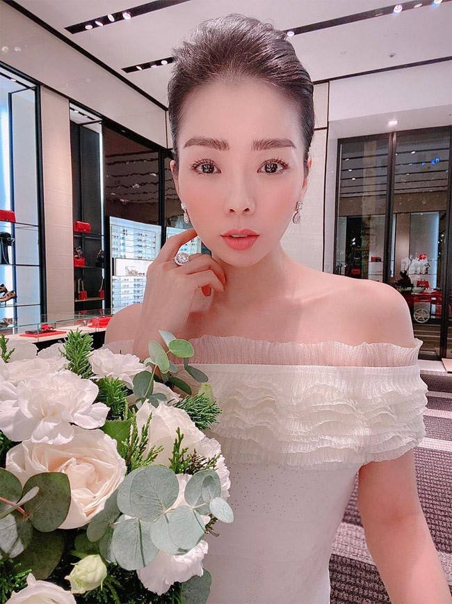 "Yêu một người, hãy coi người ấy là cả thế giới của bạn thì tự khắc bạn sẽ có cả thế giới bên mình, đủ đầy và tròn trịa", Lệ Quyên bày tỏ.