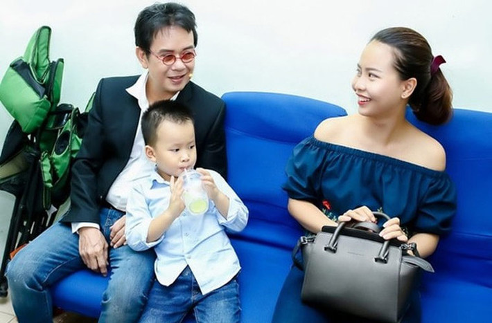 Trong mắt người hâm mộ, vợ Đức Huy là người giản dị, chín chắn và rất biết cư xử. Hiện hai vợ chồng Đức Huy và con trai nhỏ đang sống rất hạnh phúc.