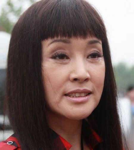 Lưu Hiểu Khánh thường được khen trẻ hơn so với tuổi của mình rất nhiều, nhưng khi nhìn những tấm hình như thế này, có lẽ mọi người lại phải nghĩ lại.
