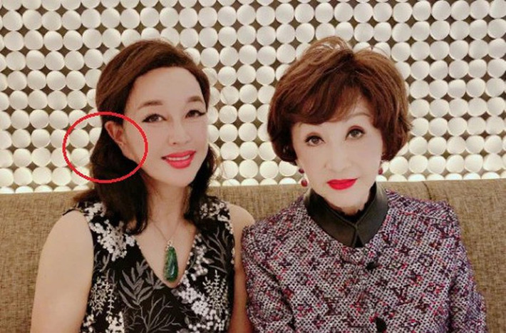 Bà nhiều lần bị chỉ trích vì photoshop quá đà để níu giữ thanh xuân nhưng lại bị lộ dấu vết chỉnh sửa ảnh quá lố.