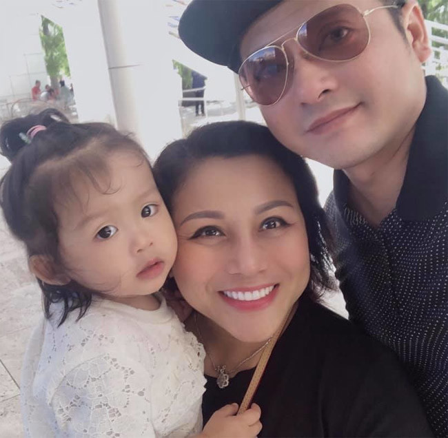 Hoàng Anh sang Mỹ định cư nhưng thu nhập không ổn định, anh thấy chạnh lòng và nhớ nghề. Nam diễn viên “Gạo nếp gạo tẻ” định sẽ quay lại Việt Nam đóng phim khi con gái cứng cáp hơn.