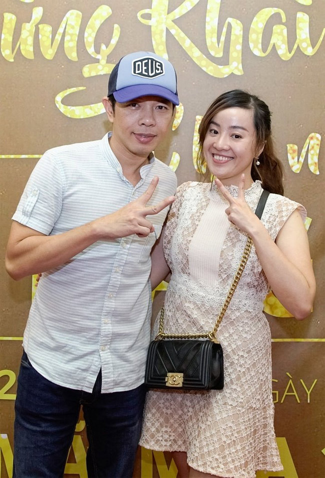 Ăn mặc giản dị mỗi khi xuất hiện nhưng bà xã Thái Hòa luôn gây chú ý nhờ nụ cười tươi, thân thiện.