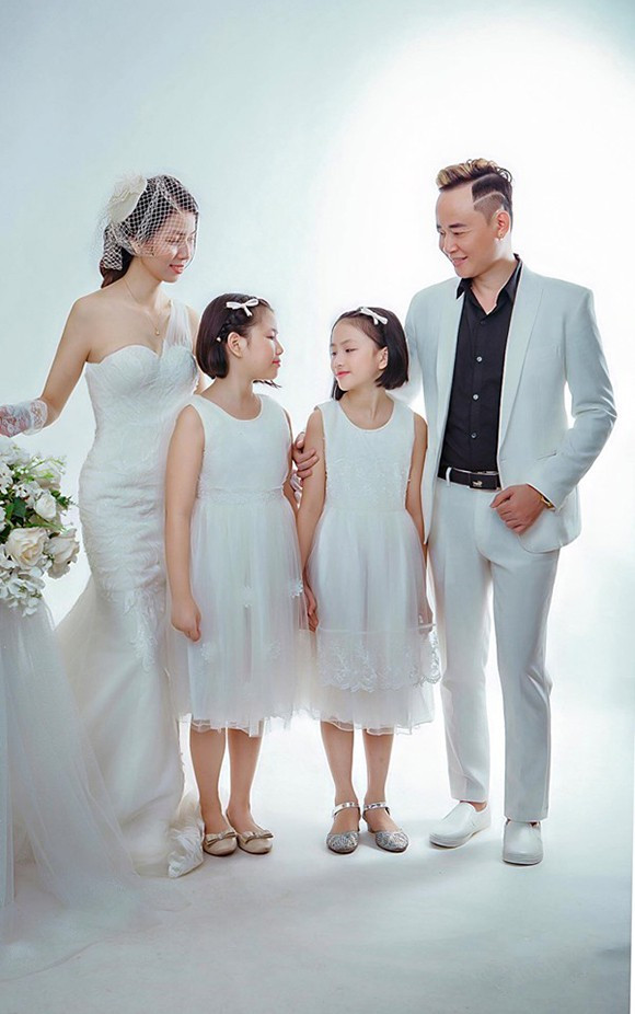 Sau ly hôn, Tùng Dương làm ông bố đơn thân nuôi con gái út 11 tuổi, con gái đầu 12 tuổi ở với mẹ.