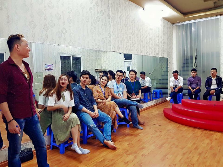 Hiện, ngoài thời gian chăm sóc con gái và đưa đón bé đi học, Tùng Dương tập trung viết kịch bản. Anh còn đi dạy diễn xuất để "kiếm thêm" nên cuộc sống chi tiêu của hai bố con cũng khá thoải mái.