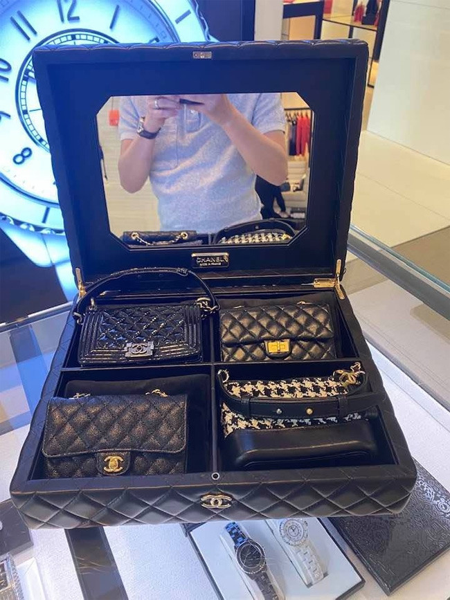 Sét túi 4 chiếc mà Cường Đô la sắm cho con gái mới sinh là sản phẩm đình đám của Chanel suốt từ tháng 1/2020 tới nay. Giá của set túi này lên tới 27.000 USD (hơn 600 triệu đồng).