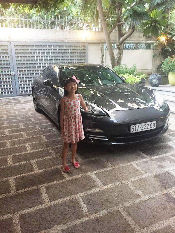 Bảo Tiên, con gái của Trương Ngọc Ánh và Trần Bảo Sơn là một trong những rich kid đáng gờm trong Vbiz. Lúc mới 5 tuổi cô bé đã được bố tặng một chiếc xe dòng Porsche Panamera 4 trị giá hơn 5 tỷ đồng.