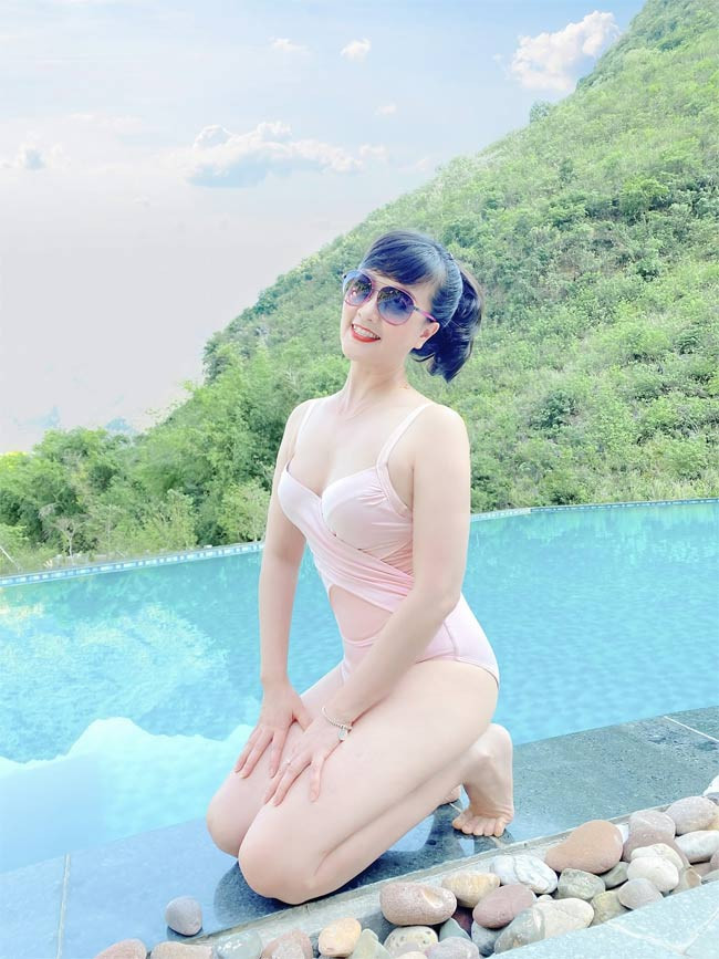 Body gọn gàng, nước da trắng mịn cũng là một trong những yếu tố giúp Vân Dung trẻ hơn so với tuổi thực.