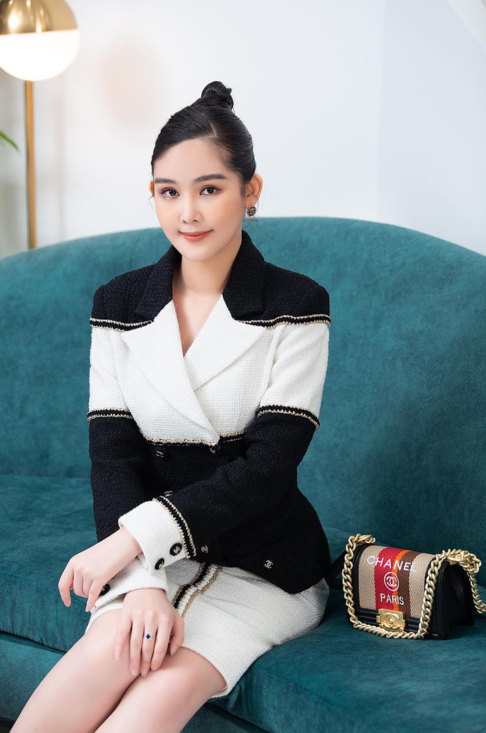 "Cảm ơn gia đình, những người cộng sự, những người thân thương đồng hành bên cạnh đã cho tôi cơ hội, tiếp thêm tinh thần, sức mạnh để tôi trở thành một phiên bản tốt đẹp và vững vàng hơn mỗi ngày!", nàng hậu bày tỏ.