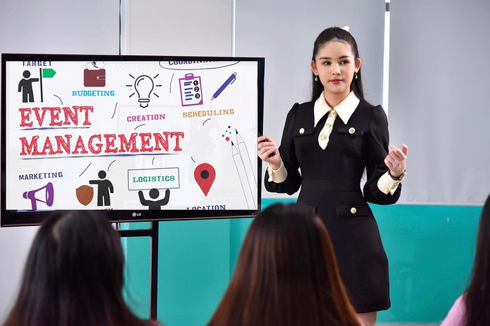 Không chỉ đẹp lên mỗi ngày, Ngân Anh luôn cố gắng trau dồi kiến thức cũng như các kỹ năng mềm để phục vụ cho công việc.
