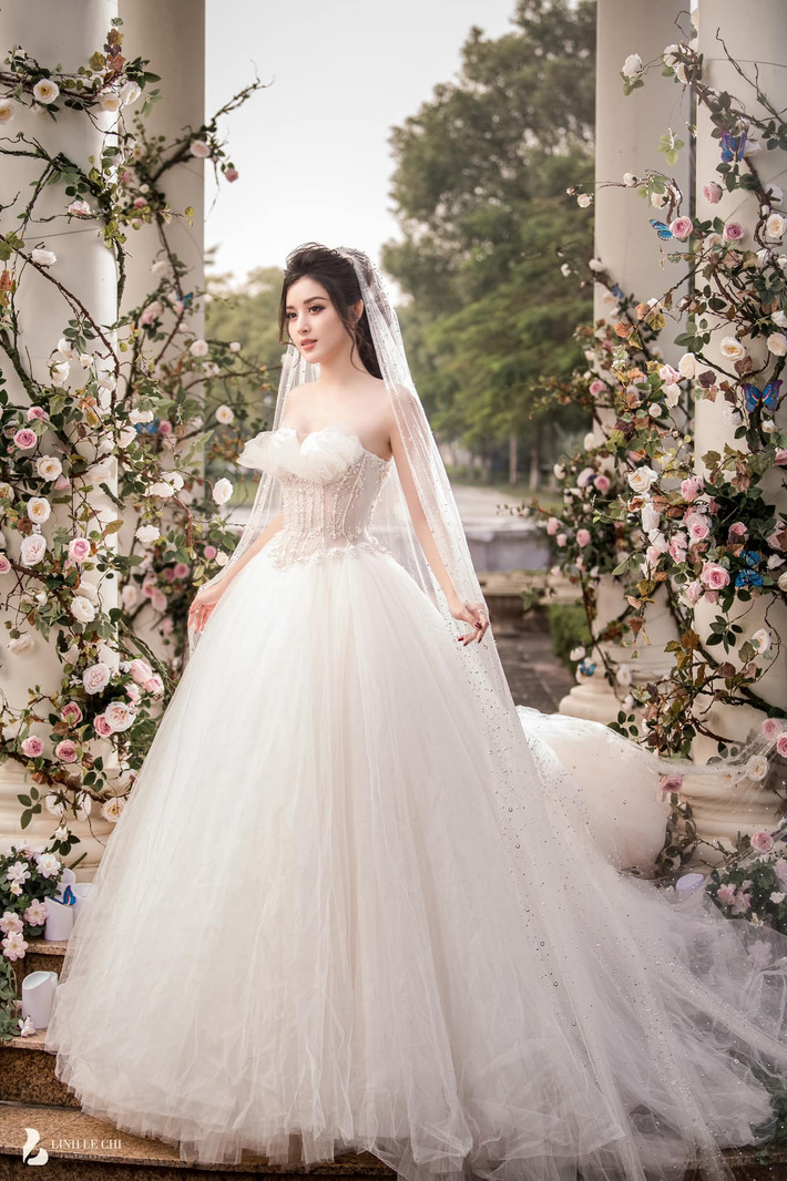Huyền My "dành cả thanh xuân để mặc váy cưới" trong những bộ ảnh thời trang.
