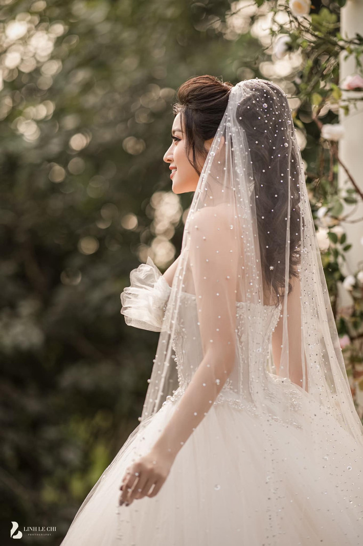 Huyền My còn tiết lộ với fan: “Chị cũng đang không có nhu cầu yêu đương lắm. Độc thân vui mà, độc thân muôn năm".