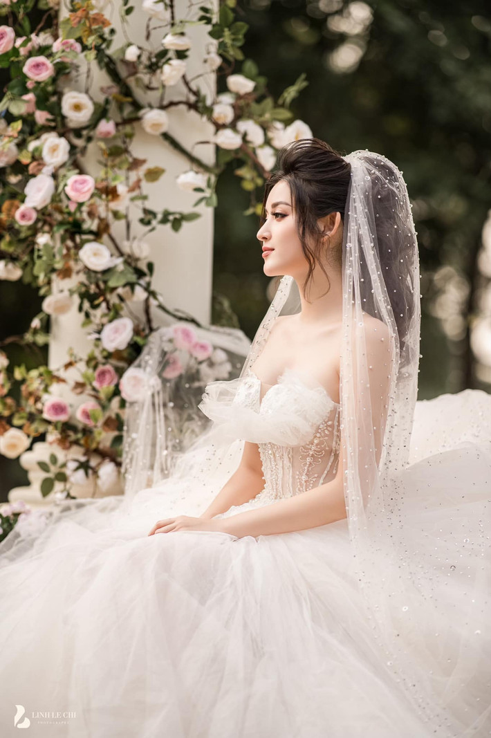 Thời gian gần đây, nàng hậu vướng tin đồn hẹn hò với cầu thủ Đức Huy khi cả hai xuất hiện trong nhiều bức ảnh khá thân thiết.