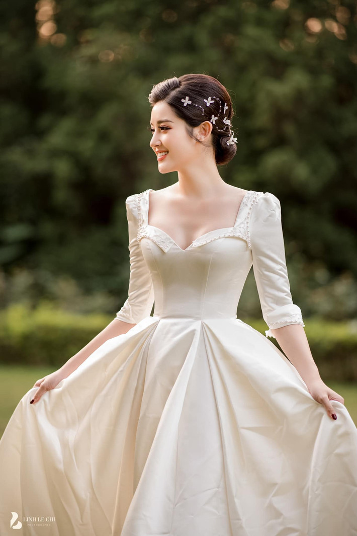 Á hậu Huyền My hóa cô dâu gợi cảm trong bộ ảnh mới chia sẻ.