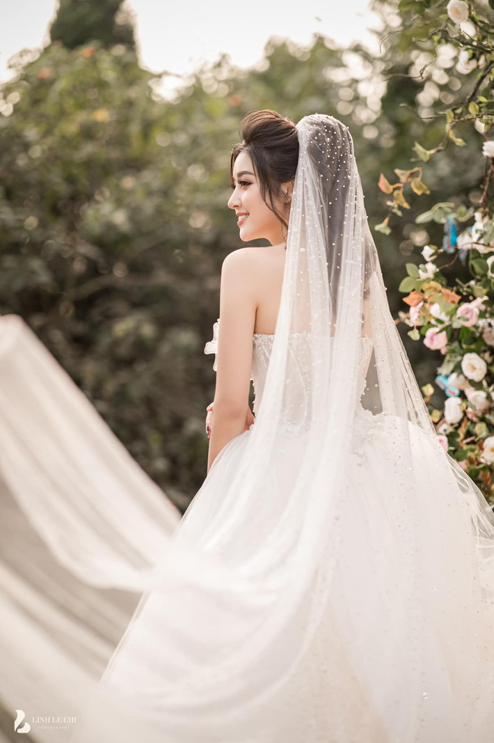 Không muốn bị mọi người hiểu lầm sắp làm đám cưới, Á hậu của cuộc thi Hoa hậu Việt Nam 2014 tiết lộ rằng bộ ảnh này được cô chụp từ năm ngoái nhưng giờ mới chia sẻ.