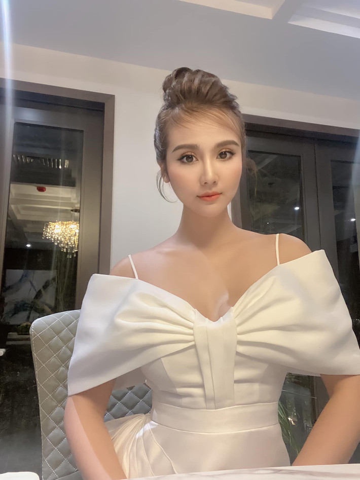 Ngoài đời, cựu hot girl sinh năm 1990 chuộng một đầm hở vai gợi cảm, khoe làn da trắng sứ, nõn nà không tỳ vết.