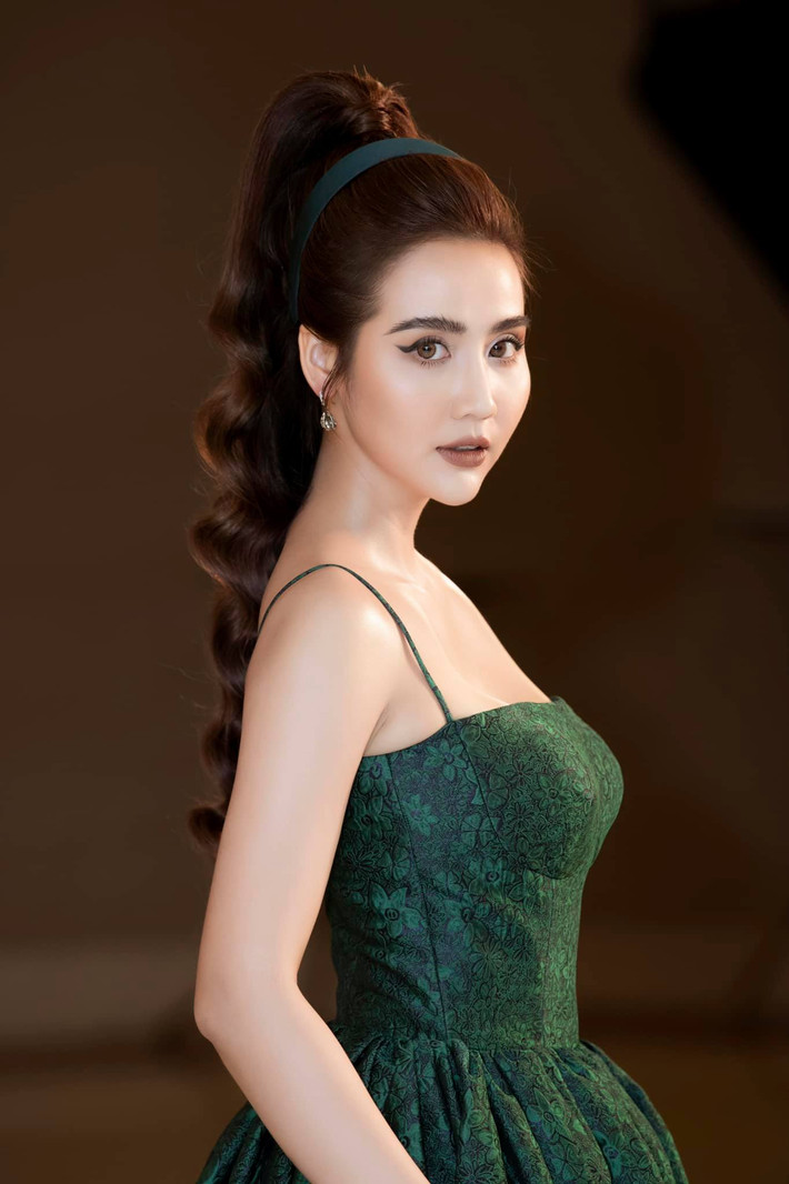 Phong cách trang điểm tông xuyệt tông với trang phục càng giúp nữ diễn viên nổi bật giữa chốn đông người.