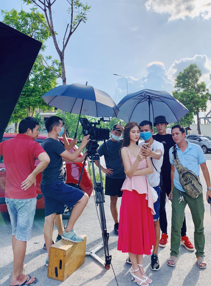 Mới nhá hàng một vài hình ảnh trong phim và hậu trường nhưng cựu hot girl Huyền Lizzie đã khiến khán giả xuýt xoa bởi phong cách thời trang gợi cảm.