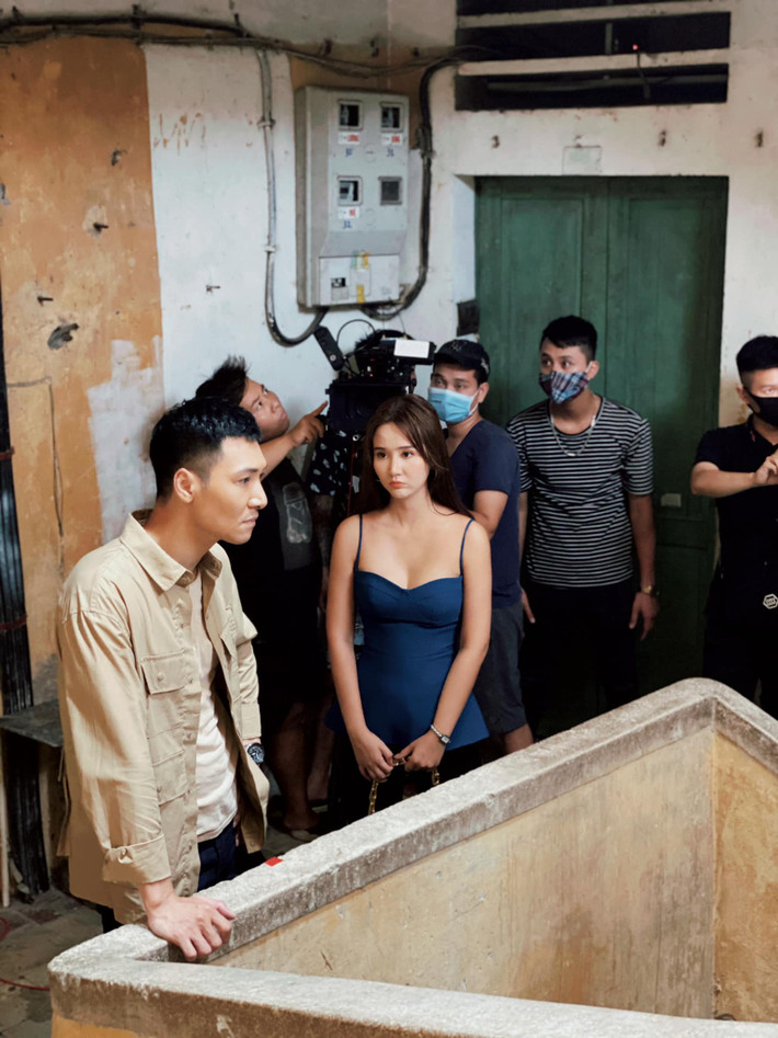 Sau "Tình yêu và tham vọng", cùng với Mạnh Trường, Huyền Lizzie tiếp tục tái ngộ khán giả màn ảnh nhỏ qua vai diễn em vợ của Mạnh Trường trong phim "Hồ sơ cá sấu".