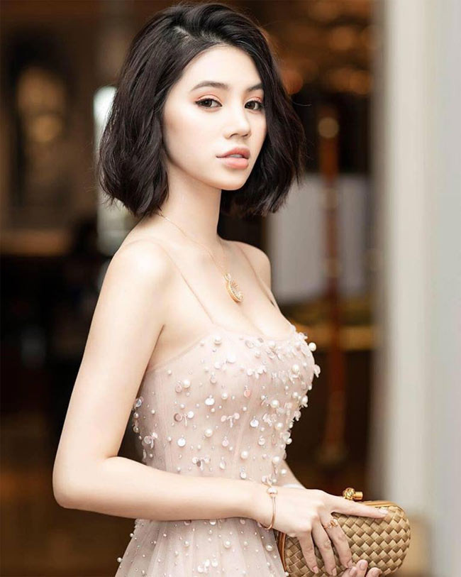 Không chỉ Vũ Khắc Tiệp dính ồn ào, Jolie Nguyễn cũng là cái tên nhiều thị phi năm 2020. Trước đó, Hoa hậu Thế giới Người Việt tại Úc 2015 từng dính rất nhiều scandal như tố bạn thân, hoa hậu Lam Cúc giật người yêu, bị nghi "rich kid rởm" và còn bị tố tự đánh bóng tên tuổi.