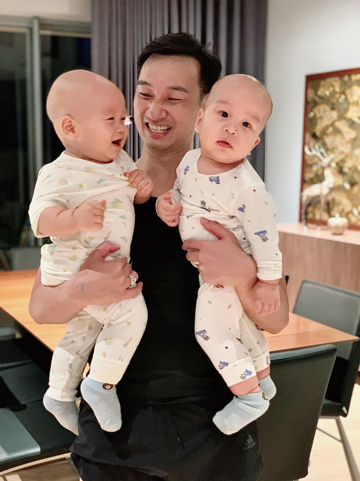Cặp song sinh nhà MC Thành Trung đã được hơn 10 tháng tuổi.