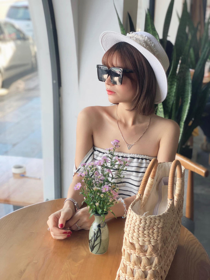 Cả hai quen nhau tại hậu trường chương trình Cười Xuyên Việt năm 2015. Thảo Vy khi đó là fan của chàng Á quân Cười xuyên Việt Mạc Văn Khoa.