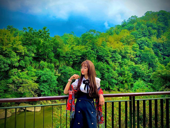 Từng tốt nghiệp ngành biểu diễn thời trang, thế nhưng Thảo Vy không chọn con đường lấn sân vào showbiz. Cô lùi về phía sau làm hậu phương vững chắc cũng như hỗ trợ bạn trai trong công việc kinh doanh.