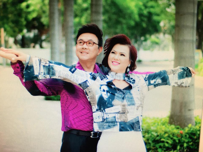 Là người vợ rất yêu thương chồng, lại có chút "máu ghen" nhưng bà xã của nam danh hài nổi tiếng hải ngoại sẵn sàng để chồng về Việt Nam hoạt động nghệ thuật thời điểm năm 2002.