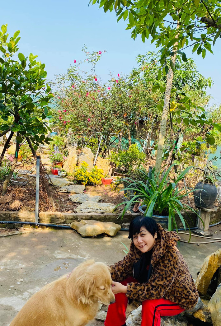 Khu vườn nhỏ với đủ các loại hoa và cây ăn quả là nơi để chị tận hưởng khoảng thời gian an nhàn mỗi khi cuối tuần. Nữ nghệ sĩ tự nhận mình là người nông dân về vườn ở ẩn.