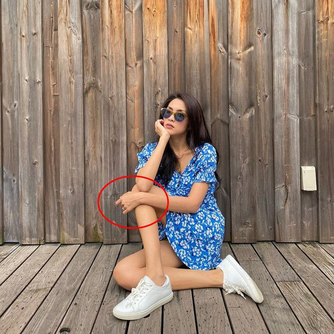 Trong nhiều bức ảnh, cô Trúc của "Bỗng dưng muốn khóc" bị soi ra đôi bàn tay gân guốc.
