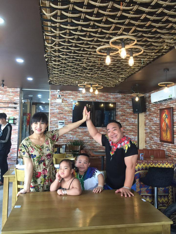 Gia đình hạnh phúc của Hiếu Hiền bên vợ đẹp, con khôn.