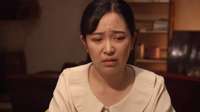 Sau “Những cô gái trong thành phố”, Kim Oanh tiếp tục hóa thân thành một người phụ nữ miền Trung trong phim "Lửa ấm" với vai Hiền - vợ của lính cứu hỏa Tiến (Tô Dũng). Gây ấn tượng với giọng nói Quảng Trị, Hiền còn là người phụ nữ tảo tần, hết lòng yêu thương gia đình. Ảnh: VTV.