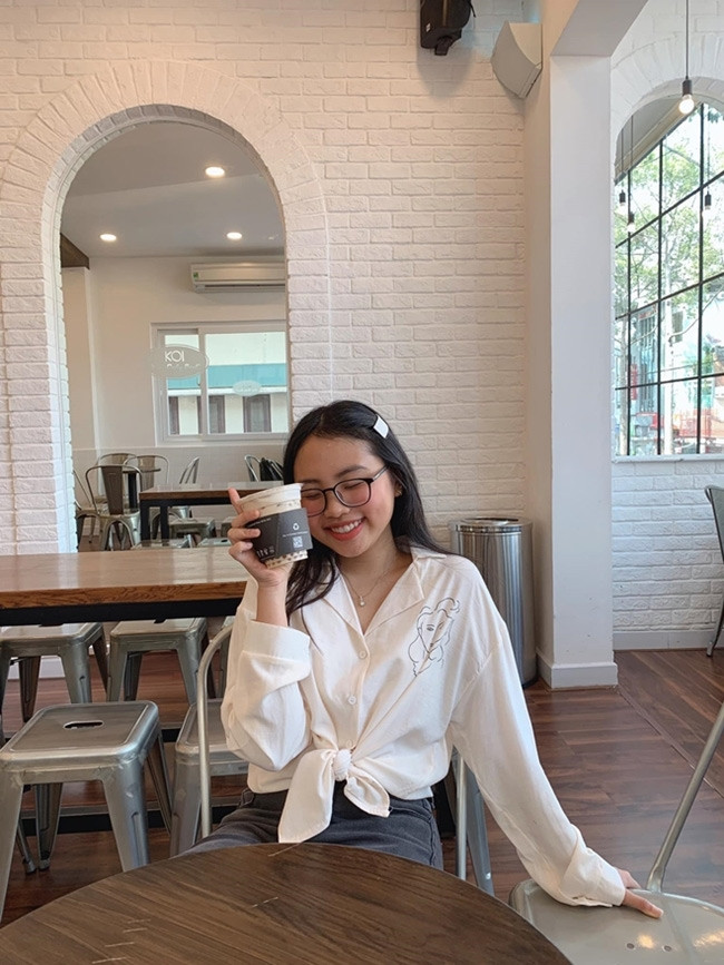 Cô ca sĩ tuổi teen được khen càng lớn càng xinh và dịu dàng.