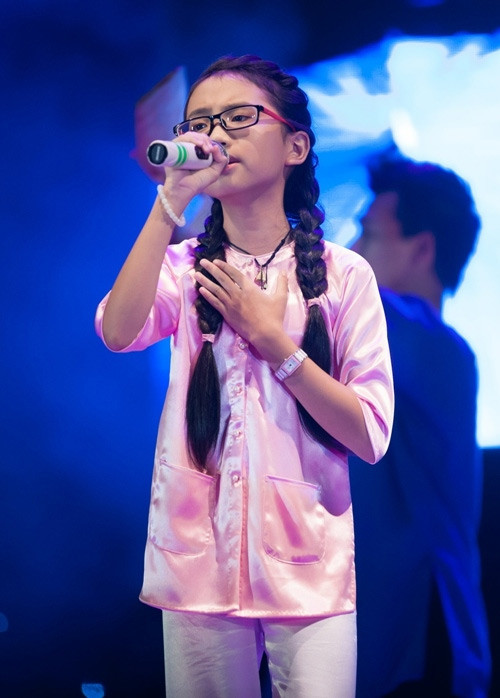 Hình ảnh Phương Mỹ Chi trên sân khấu Giọng hát Việt nhí năm 2013.