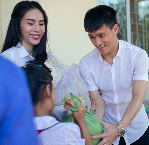 Cựu danh thủ của đội tuyển Việt Nam đã động viên vợ quay lại TPHCM nghỉ ngơi ít ngày. Anh còn nấu yến và luôn sẵn vé máy bay để vợ về rồi 2 vợ chồng cùng ra lại miền Trung. Tuy nhiên, Thủy Tiên chọn ở lại tiếp tục cứu trợ bà con vùng lũ.