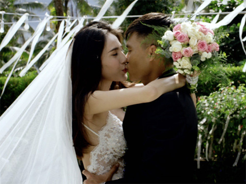 Quà "khủng" đã là gì, Công Vinh còn chẳng ngại đóng phim, đóng MV của vợ!