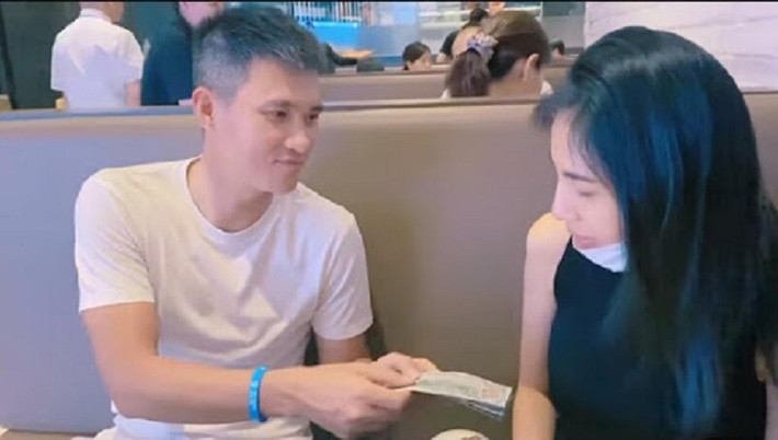 Công Vinh đưa tiền cho vợ mỗi ngày, mọi tài chính Thủy Tiên nắm hết.