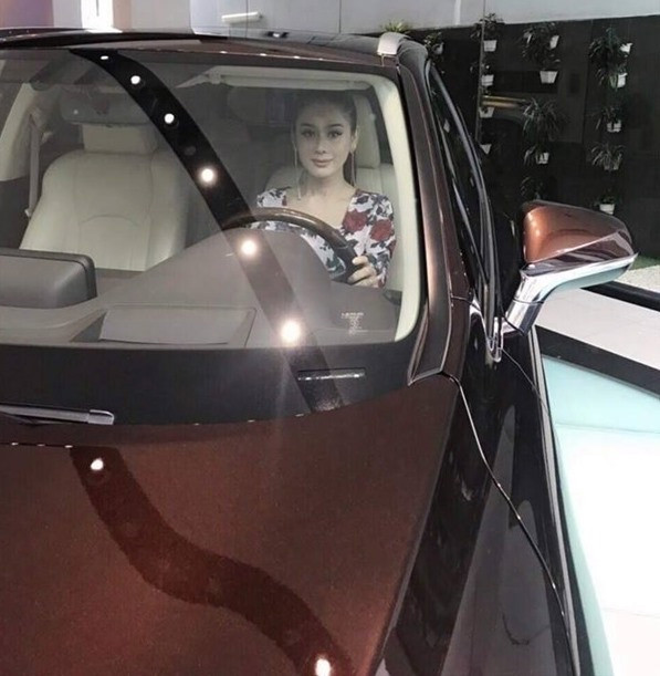 Ngoài vài căn nhà, Lâm Khánh Chi và chồng cũng sở hữu những chiếc xe sang trị giá hàng tỷ đồng.