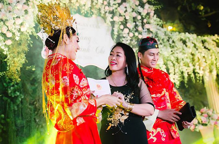 Sau đó ít lâu, vợ chồng Khánh Chi lại tự mua một căn hộ trị giá 5 tỷ đồng. Vào đúng kỷ niệm một năm ngày cưới, giọng ca sinh năm 1977 được mẹ chồng tặng giấy chứng nhận quyền sử dụng đất ở Vũng Tàu với diện tích 419m2.
