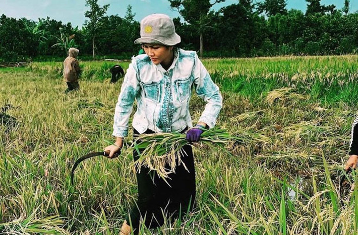 Theo tiết lộ của H’hen Niê cô kiếm được nhiều tiền nhưng cô vẫn ở nhà thuê, ăn mặc giản dị bởi muốn dành phần lớn tiền để mua đất, sửa nhà cho bố mẹ.