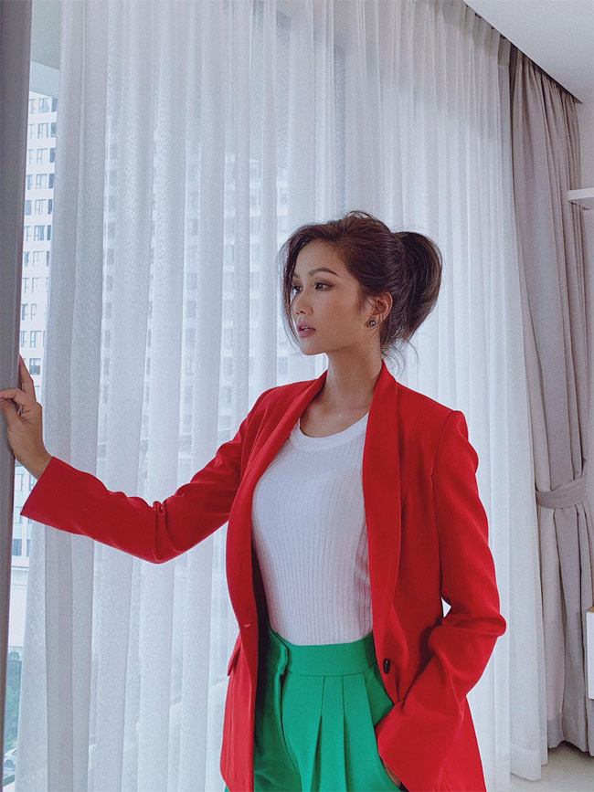 Người đẹp Ê Đê cho biết những món đồ hàng hiệu cô sử dụng đều là đồ được tặng hoặc do stylist đi mượn cho cô dùng khi xuất hiện trước đám đông.