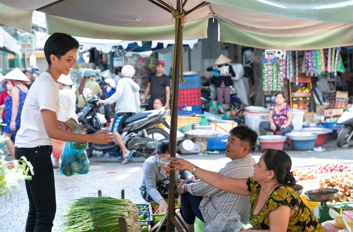 Lên TP.HCM sống và làm việc, H’hen Niê vẫn ở nhà thuê, tự tay đi chợ, nấu cơm như bao cô gái khác.