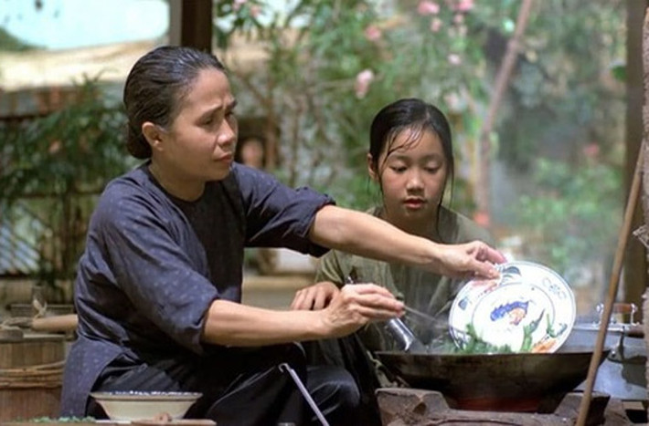 Nghệ sĩ Ánh Hoa sinh năm 1941 tại Mỏ Cày (Bến Tre), xuất thân trong gia đình có truyền thống cải lương. Ngoài cải lương, bà còn ghi dấu trong lòng khán giả qua hàng chục vai diễn trong các phim: Đất phương Nam, Xóm nước đen, Mùa len trâu, Người đẹp Tây Đô, Đồng tiền xương máu, Giao thời, Giã từ dĩ vãng...