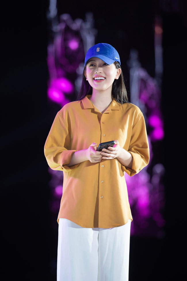Á hậu Phương Nga giản dị với quần ống rộng, áo sơ mi, mũ lưỡi trai tới buổi tổng duyệt.