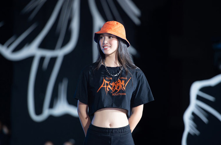 Hoa hậu Việt Nam 2018 Trần Tiểu Vy mặc áo crop top, khoe eo thon tới buổi tổng duyệt bán kết Hoa hậu Việt Nam 2020.