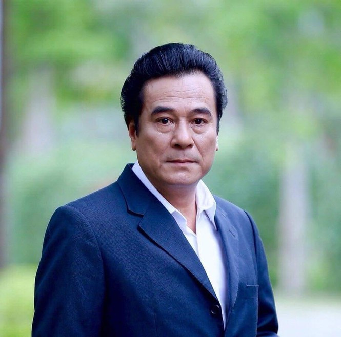 Nghệ sĩ Mạnh Cường có lần chia sẻ trên truyền thông rằng, anh và bà xã là mối tình đầu của nhau. Cả hai từng học chung lớp diễn viên.
