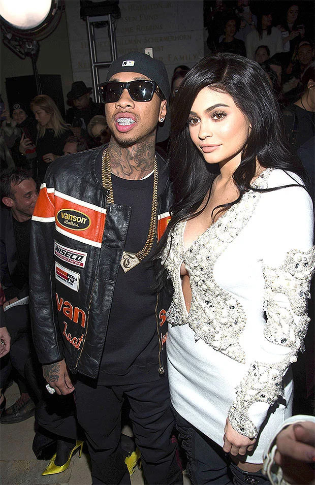 Không đẹp trai nhưng Tyga lại rất đào hoa, anh toàn hẹn hò với các mỹ nhân nổi tiếng, điển hình là Kylie Jenner, em gái Kim Kardashian, khi cô mới 16 tuổi. Mối tình của họ kéo dài 2 năm thì kết thúc.