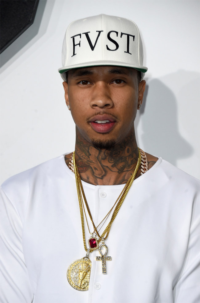 Tiệc sinh nhật với màn tung tiền của Tyga được dân mạng khen là “ăn chơi không sợ mưa rơi” nhưng nhiều người cũng chỉ trích anh không đeo khẩu trang khi dịch COVID-19 vẫn đang hoành hành.