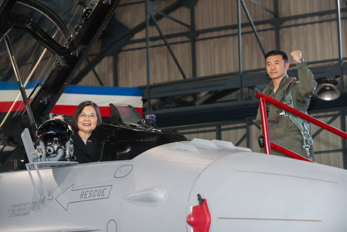Lễ đưa Phi đội tiêm kích F-16V hiện đại bậc nhất vào hoạt động lần này đã có sự góp mặt của bà Thái Văn Anh, bất chấp diễn biến tại eo biển Đài Loan đang ngày một gia tăng một cách đột biến.
