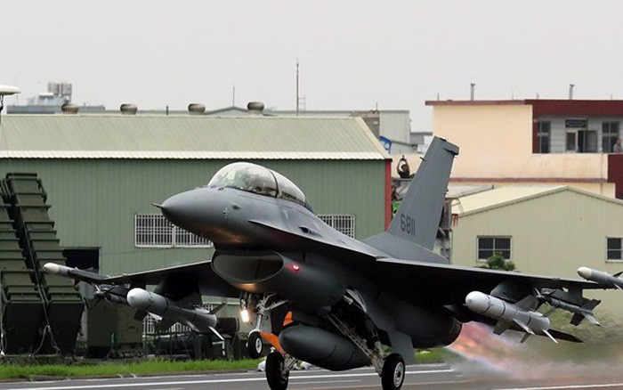 Còn về sự vượt trội của các F-16V này đối với thế hệ cũ, đầu tiên là về động cơ, chúng được mang bộ động cơ phức tạp hơn, chi phí bảo dưỡng là cao hơn, nhưng sức mạnh cũng vượt trội hơn đáng kể.